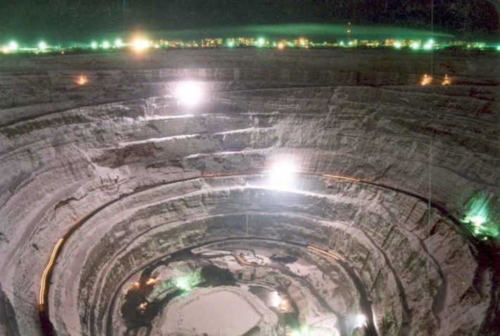 Công trường khai thác tại mỏ Popigai rực rỡ vào ban đêm. (Ảnh: Mining-technology)