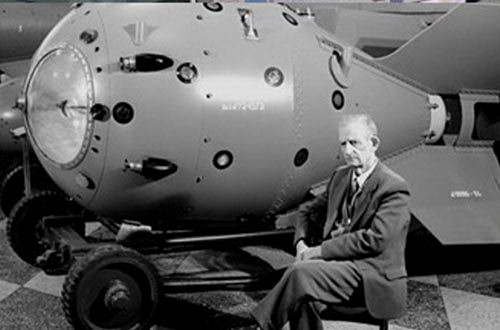 Vào ngày 29/8/1949, bom hạt nhân RDS-1 có sức nổ tương đương 22.000 tấn thuốc nổ TNT được thử nghiệm ở bãi thử nghiệm Semipalatinsk.