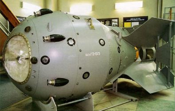 Quả bom hạt nhân đầu tiên của Liên Xô có tên là RDS-1. Liên Xô cho tiến hành thử vũ khí hạt nhân này vào ngày 29/8/1949 tại bãi thử Semipalatinsk.