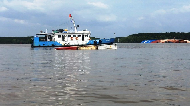 Liên quan đến vụ tàu 8.000 tấn chìm trên sông Lòng Tàu chở theo hàng trăm container, đến chiều 19/10, lực lượng chức năng đang khẩn trương tiến hành các biện pháp cứu hộ.