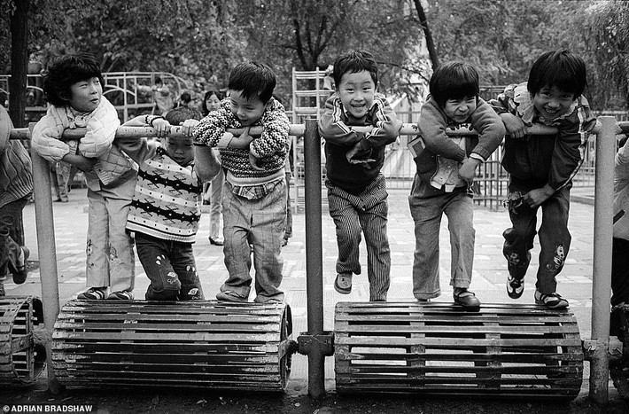 Những đứa trẻ chơi đùa trong một công viên ở Thượng Hải năm 1985.