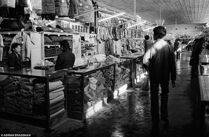 Cửa hàng bách hóa ở Bắc Kinh với các gian hàng san sát nhau năm 1985.