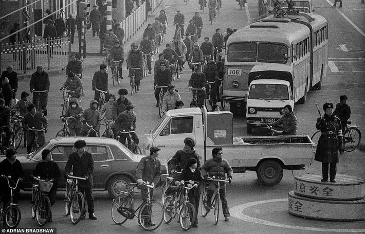 Vào những năm 1980, xe đạp là một trong những phương tiện giao thông chủ yếu ở Trung Quốc. Ảnh chụp tại Bắc Kinh năm 1985.