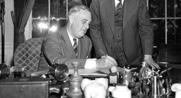 Chính những điều này giúp Tổng thống Roosevelt nhận được sự ủng hộ lớn của đa số cử tri Mỹ trong 4 cuộc bầu cử và đều giành chiến thắng một cách thuyết phục. Video: Tổng thống Mỹ đề cử Bộ trưởng Quốc phòng mới (nguồn: VTC1)