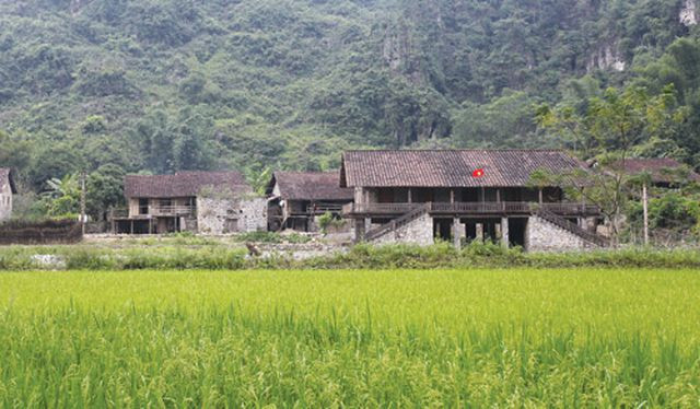 Với lời giải thích đơn giản, trưởng thôn Nông Văn Phú cho biết, từ xa xưa do khí hậu nơi đây mưa nhiều, độ ẩm cao lại nhiều thú dữ cộng với giặc giã, cướp bóc hoành hành nên người Tày nơi đây đã sáng tạo nên kiểu nhà sàn đá nhằm mục đích bảo vệ, phòng thủ, chống ẩm mốc.