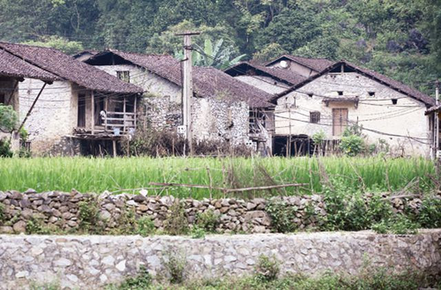 Bếp và nơi tiếp khách thường ở tầng 1, tầng 2 là phòng ngủ và nơi trữ thóc, lúa, tránh ẩm mốc.