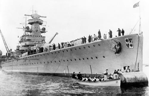 Khi ấy, chiến hạm Graf Spee có nhiệm vụ quan trọng là cắt đứt tuyến đường vận chuyển của quân Đồng minh. Trong thời gian từ tháng 9 - 12/1939, chiến hạm Graf Spee của Hitler đánh chìm 8 tàu buôn của quân đồng minh.
