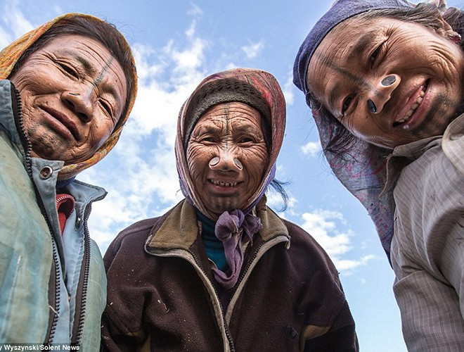 Ngay từ khi còn nhỏ, các cô bé Apatani đã được cha mẹ đục rồi nhét những đồng xu vào cánh mũi. Theo thời gian, chiếc nút cũng lớn dần theo tuổi của người phụ nữ, tạo nên hình dạng mũi trông rất kì quặc
