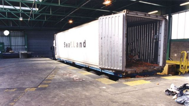 Vào ngày hôm ấy, giới chức trách phát hiện thi thể 58 người Trung Quốc từng chết ngạt trong thùng xe chở cà chua niêm phong, không có dưỡng khí tại cảng Dover, hạt Kent. Chỉ có 2 người đàn ông may mắn sống sót sau thảm kịch trên.