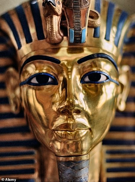 Cận cảnh mặt nạ bằng vàng được tìm thấy trong lăng mộ của nhà vua Tutankhamun.