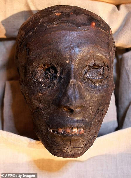 Trong số những hiện vật được tìm thấy trong mộ của Tutankhamun, đáng chú ý nhất là xác ướp của nhà vua nổi tiếng Ai Cập. Thông qua một loạt kiểm tra, xét nghiệm, các chuyên gia giải mã những bí ẩn về diện mạo, nguyên nhân tử vong của ông hoàng này.