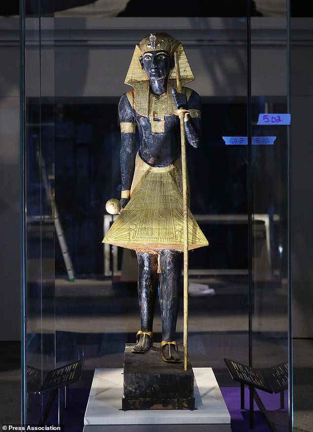 Bức tượng tạc chân dung pharaoh Ka nổi tiếng của Ai Cập được tìm thấy trong mộ cổ Vua Tut.