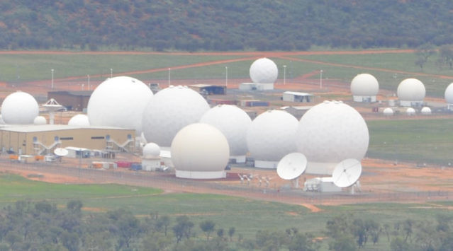 Pine Gap cấm tuyệt đối dân thường tiếp cận. Bất cứ người nào cố tình xâm phạm căn cứ Pine Gap có thể đối mặt với bản án 7 năm tù.