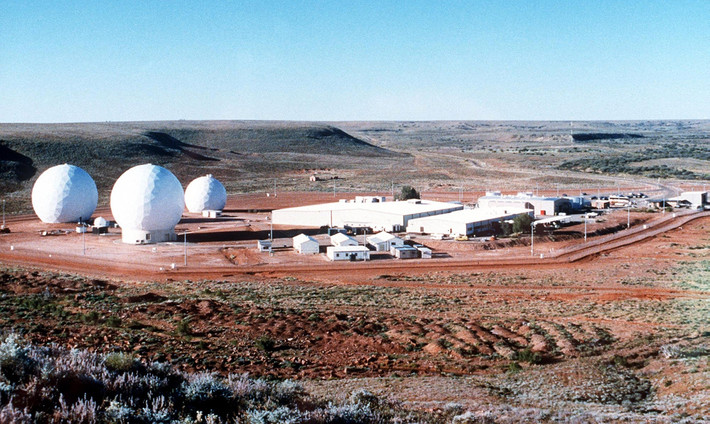 Theo một số nguồn tin, Pine Gap được thành lập năm 1966 là nơi Mỹ kiểm soát các vệ tinh tình báo của nước này cũng như giám sát các hoạt động quân sự ở một số châu lục.