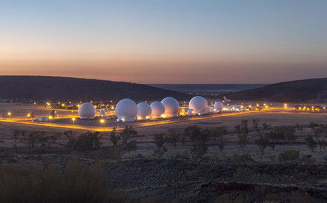 Nằm giữa vùng sa mạc hẻo lánh của Australia, cơ sở Quốc phòng Pine Gap mang mật danh RAINFALL của Mỹ được bảo vệ rất nghiêm ngặt. Những người làm việc tại căn cứ tình báo khi ra vào phải mang thẻ an ninh.