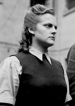 Hãi hùng nhất phải kể đến việc Irma Grese dùng những con chó hung dữ tra tấn, sát hại tù nhân.