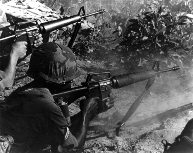 Hai binh sĩ Mỹ sử dụng súng nhắm mục tiêu tại Lộc Ninh, Bình Phước tháng 10/1967.