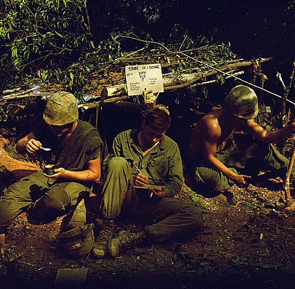 Trong lúc nghỉ ngơi, lính Mỹ tham chiến tại Việt Nam tranh thủ ăn uống hay viết thư gửi cho gia đình. Ảnh chụp năm 1968.