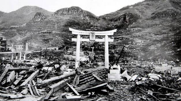 Không những vậy, phần lớn các công trình nhà cửa, đường xá.. ở Nagasaki bị phá hủy một phần hoặc toàn bộ do tác động của vụ nổ bom hạt nhân.