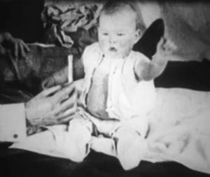 Theo một số tài liệu, bé trai Albert 9 tháng tuổi được chọn từ các em bé tại một bệnh viện nằm trong phần đất của Đại học John Hopkins.