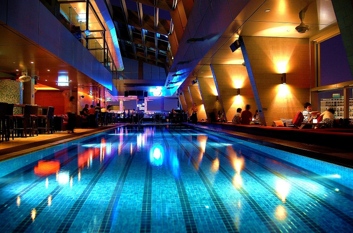 Bar Ascend nằm trên tầng 33 của khách sạn Kuala Lumpur Traders, Malaysia. Quán bar có một góc nhìn hoàn hảo dành tặng cho những du khách ghé qua thành phố Petronas Towers.