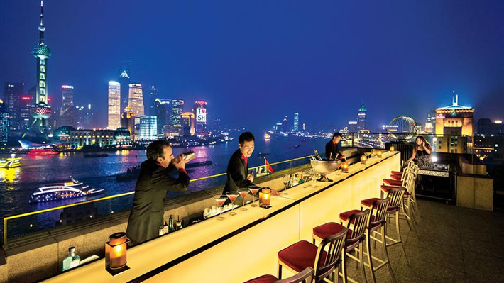 Sir Elly’s Terrace là một điểm nóng đầy sôi động của thành phố Thượng Hải (Trung Quốc). Nằm trên tầng cao nhất của khách sạn Peninsula, với góc nhìn 270 độ trên đường chân trời thành phố Thượng Hải, Sir Elly’s Terrace sẽ làm thỏa mãn những ai yêu phong cảnh nơi đây từ trên không trung.