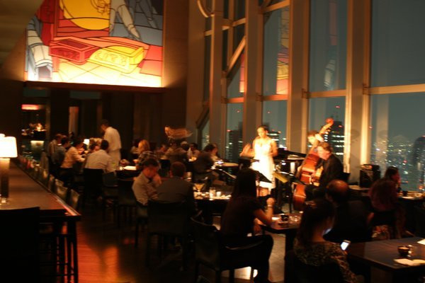 New York Bar của Park Hyatt Tokyo, Nhật Bản được biết đến mới một tông trầm xuyên suốt.