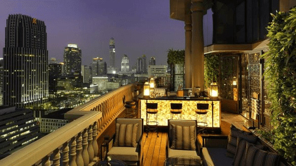 Bar khách sạn Bangkok’s Muse ở Thái Lan. Bước vào quán bar này, bạn sẽ như được trở lại những năm 1920 tại Speakeasy, Bangkok, thưởng thức những đồ uống được phục vụ trong chiếc ly, chiếc bát truyền thống, chạm khắc tinh xảo, đẹp mắt và đắm chìm trong nền nhạc jazz nhẹ nhàng, êm ái.