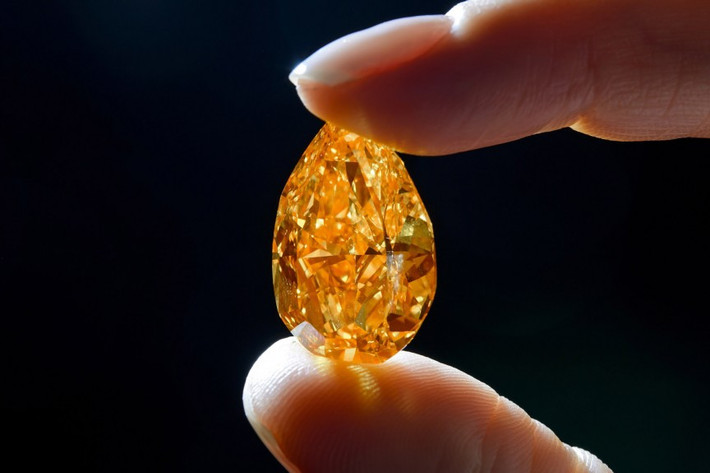 5. The Orange (35,5 triệu USD): Viên kim cương màu cam, có kích cỡ 14,82 carat, đã được đem ra đấu giá tại phiên của Christie vào tháng 11/2013. Cả kích thước lớn lẫn sắc cam sặc sỡ của The Orange đều được cho là rất quý hiếm. “The Orange” có mặt cắt hình quả lê, đã được bán với giá 35,5 triệu USD trong khi giá bán dự tính chỉ khoảng 17–20 triệu USD.