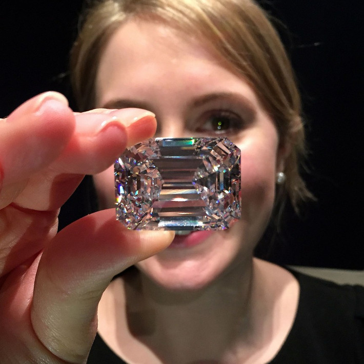 9. The “Perfect” Diamond (22 triệu USD): “Viên kim cương này thực sự hoàn hảo như chính cái tên của nó", bà Lisa Hubbard, Chủ tịch mảng trang sức của nhà đấu giá Sotheby tại châu Mỹ cho biết. The “Perfect” Diamond (Kim cương Hoàn hảo) có độ tinh khiết được xếp vào loại D (loại hoàn hảo nhất) và đang được bán hồi đầu năm nay với giá 22 triệu USD.