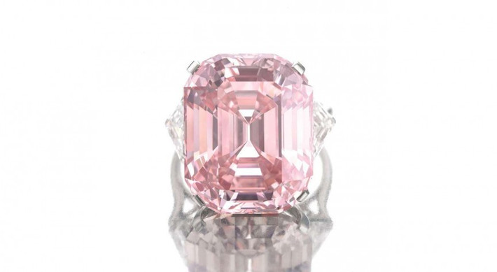 3. The Graff Vivid Pink (46 triệu USD): Đây là một trong những viên kim cương đẹp và đắt nhất thế giới với màu hồng đặc biệt quý hiếm, nặng 24,78 carat. Viên kim cương này được bán tại nhà đấu giá Sotheby’s (Hong Kong) với giá 46 triệu USD. Hiện, nó thuộc bộ sưu tập của tỷ phú, nhà sưu tập kim cương Laurence Graff - người đã đặt cho nó cái tên Graff Pink.