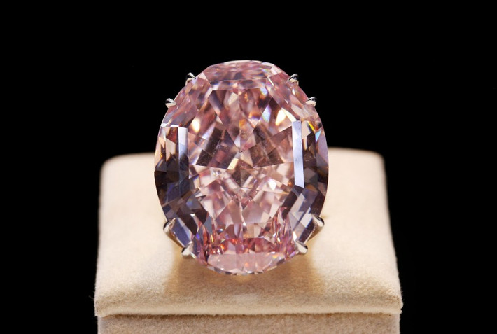 1. The Pink Star (72 triệu USD): Viên kim cương đắt nhất thế giới này nặng gần 59,6 carat, cắt ra từ một viên kim cương thô 132,5 carat được tìm thấy tại châu Phi. Nó là viên kim cương vượt trội về kích thước và chất lượng, từng được bán đấu giá lên tới 83 triệu USD. Tuy nhiên, không lâu sau khi Isaac Wolf thắng đấu giá, ông bị vỡ nợ và bán lại Pink Star với giá 72 triệu USD.