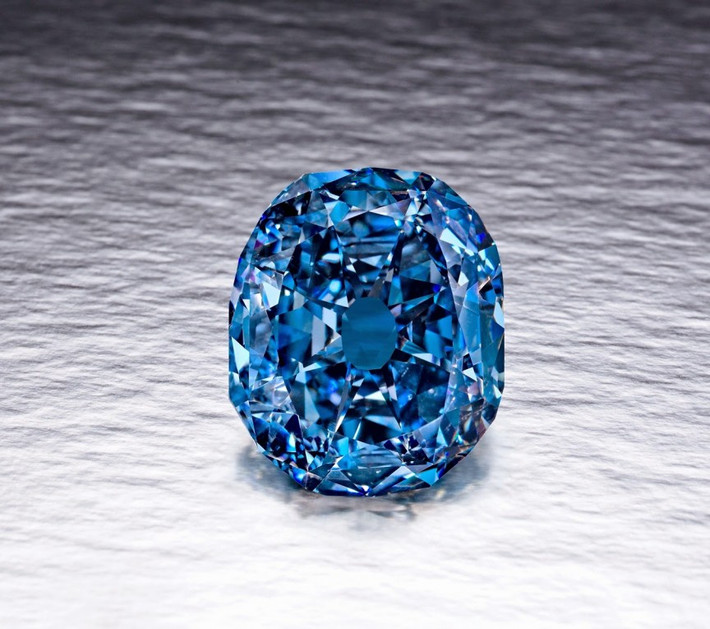 2. The Wittelsbach-Graff (80 triệu USD): Vốn là một viên kim cương màu xanh thẫm nặng 31 carat, Wittelsbach-Graff được tìm thấy tại khu mỏ Kollur thuộc quận Guntur ở Andhra Pradesh (Ấn Độ). Trong năm 2011, viên kim cương Wittelsbach-Graff được bán cho hoàng gia Qatar với giá 80 triệu USD.