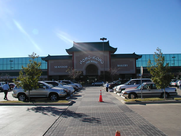 Tại một cửa hàng trong khu chợ Hong Kong Food Market, thuộc trung tâm thương mại Hong Kong City Mall, một nhân viên cửa hàng tạp hóa đã bắn chết người quản lý rồi tự sát. Nhiều khả năng cả hung thủ và nạn nhân đều là người gốc Việt.