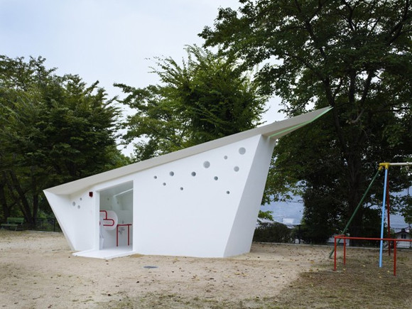Kiến trúc sư Nhật Bản của Future Studio đã thiết kế 17 nhà vệ sinh ở công viên Hiroshima. Nhà vệ sinh này có bề ngoài giống như những con hạc, mỗi cái đều có các cửa sổ tròn, nhỏ và màu sắc rất riêng.