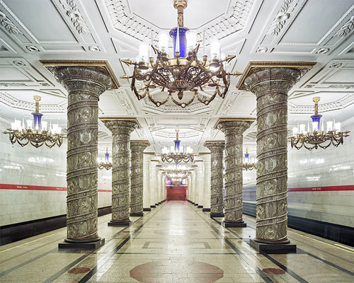 Sảnh của nhà ga tàu điện ngầm Avoto, St. Petersburg, giống như một tòa lâu đài nguy nga, tráng lệ.