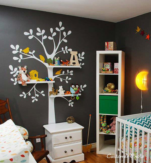 Việc thiết kế một kệ để đồ đạc giống hình cây xanh là ý tưởng độc đáo để trang trí nhà đẹp.