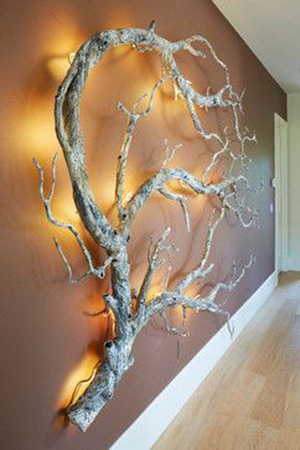 Bức tường gắn cành cây gắn đèn led là một cách trang trí phòng khách cuốn hút và ấn tượng.