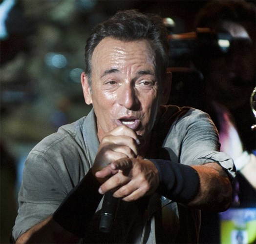 Nam ca sĩ danh tiếng Bruce Springsteen đã bỏ ra 6 triệu USD để bảo hiểm giọng hát của mình. Đây không phải ngôi sao duy nhất chi tiền bảo hiểm khủng cho các bộ phận cơ thể.