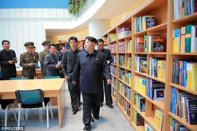 Ông Kim cùng đoàn tùy tùng tham quan thư viện bên trong tòa nhà.