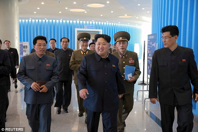 Ông Kim Jong Un tỏ ra rất vui vì màu sắc trang nhã của tòa nhà.