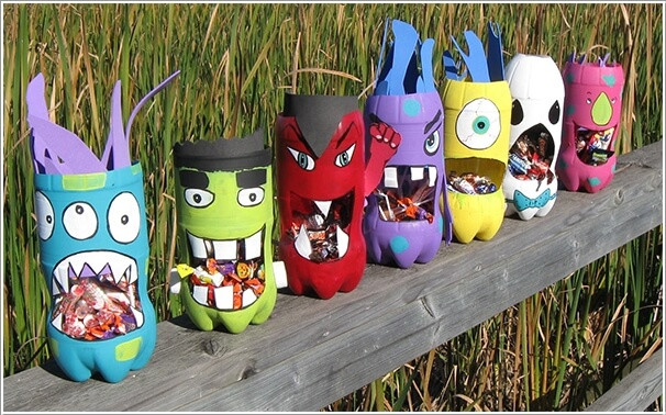 Những chiếc chai nhựa chủ đề Halloween để trang trí vườn.