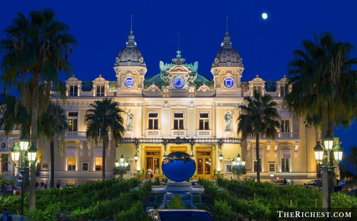 3. Casino Monte Carlo (Monaco): Đây là điểm đến yêu thích của những người mê cờ bạc vì tại đây có chính sách thuế ưu đãi hơn, các trang thiết bị xa xỉ, đắt tiền, làm nên đẳng cấp của ngôi sao. Không dưới một lần, Monte Carlo xuất hiện trong các bộ phim Hollywood.