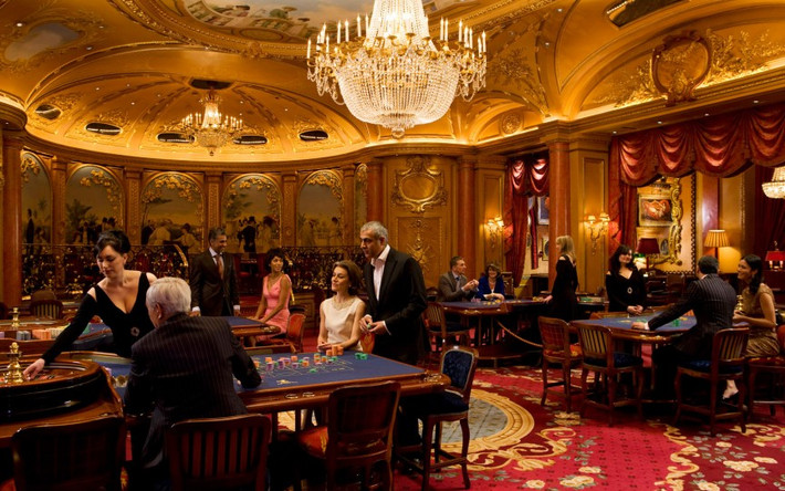 9. The Ritz Club (Anh): Ritz Club là một “điểm nóng” London chuyên phục vụ một đối tượng khách hàng riêng. Với vẻ ngoài được trang hoàng như một cung điện, khách có thể chơi game, ăn cơm trưa, giao lưu suốt 24/24 tại đây. Thái độ phục vụ của nhân viên ở đây được đánh giá là hoàn hảo. Ritz Club là nơi phù hợp cho những vị khách thượng lưu.