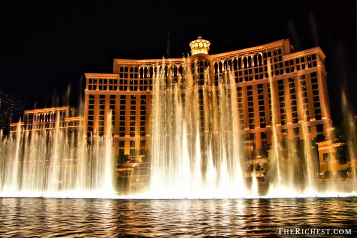 10. Bellagio: Bellagio nằm trong tổ hợp khách sạn và casino cùng tên ở Las Vegas (Mỹ). Được mở từ ngày 15/10/1998, Bellagio sở hữu khu giải trí sang trọng với diện tích tới 10.800 m2. Khu casino gồm 2.400 máy chơi, 124 bàn chơi với đủ mọi trò chơi thú vị nhất trên thế giới. Ngoài ra, Bellagio cũng là một trong những khách sạn sang trọng hạng nhất ở Las Vegas mà du khách không nên bỏ qua.