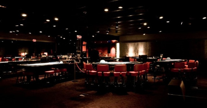 8. Casino de Ibiza (Tây Ban Nha): Ngoài dịch vụ bài bạc cho các thượng khách, casino này còn có rất nhiều dịch vụ thư giãn như bấm huyệt, massage, xông hơi và massage đá nóng. Hơn nữa, sau những giờ chơi bài mệt mỏi, du khách có thể khám phá các khu phố, bãi biển và nhiều nhà hàng năm sao nằm gần đó.