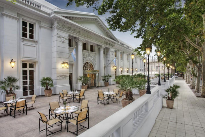 7. Park Hyatt Mendoza (Argentina): Đây là một khách sạn mang phong cách Tây Ban Nha có một trung tâm spa và chăm sóc sắc đẹp hàng đầu thế giới cùng một sòng bạc độc đáo. Regency Casino nằm ngay trong khuôn viên khách sạn với phong cách bài bạc kiểu châu Âu và dịch vụ hàng đầu. Hàng năm, rất nhiều tay chơi bạc đổ về đây.