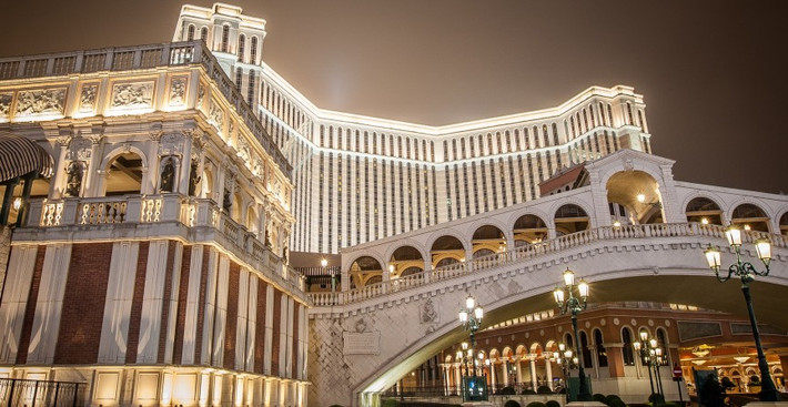 1. Venetian Macau: The Venetian Macau được xây dựng trên diện tích 3,5 triệu m2 với tòa nhà 40 tầng cực sang trọng. Đây là casino xa hoa lớn nhất thế giới với bốn khu vực vui chơi giải trí chính, 800 bàn dành cho các trò chơi và 3.000 máy chơi tự động. Thậm chí để làm hài lòng các “thượng đế”, casino này còn cung cấp cả dịch vụ quản gia riêng và xe limousine đưa đón.