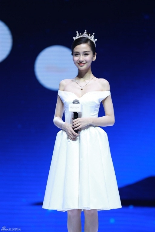 Điểm nhấn của lễ cưới sắp tới chính là chiếc vương miệng có gắn viên kim cương hơn 6 carat có giá thành lên tới 6 con số mà Angela sẽ đeo trong suốt buổi tiệc. Chiếc vương miệng kim cương đắt đỏ là do Huỳnh Hiểu Minh đặt thiết kế riêng để trao cho cô dâu trong ngày cưới.
