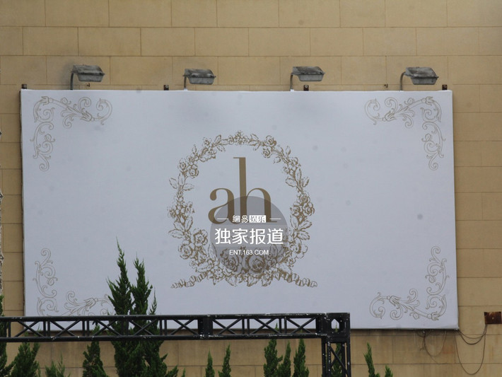 Banner in chữ cái đầu trong tên của cô dâu chú rể treo ngoài nơi diễn ra lễ cưới.